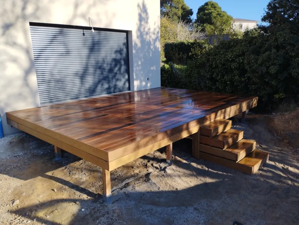 Terrasse sur pilotis en bois exotique Itauba pour un projet sur mesure alliant élégance et technicité à Castelnau-de-Guers