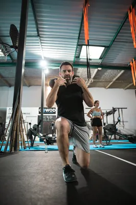 Le Hyrox Clermont-Ferrand séduit de plus en plus de pratiquants grâce à son format unique associant course à pied et exercices de préparation physique.