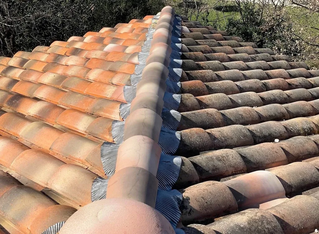 Nettoyage et traitement d’une toiture de maison en tuile Abeille sur Fuveau près de Aix en Provence.