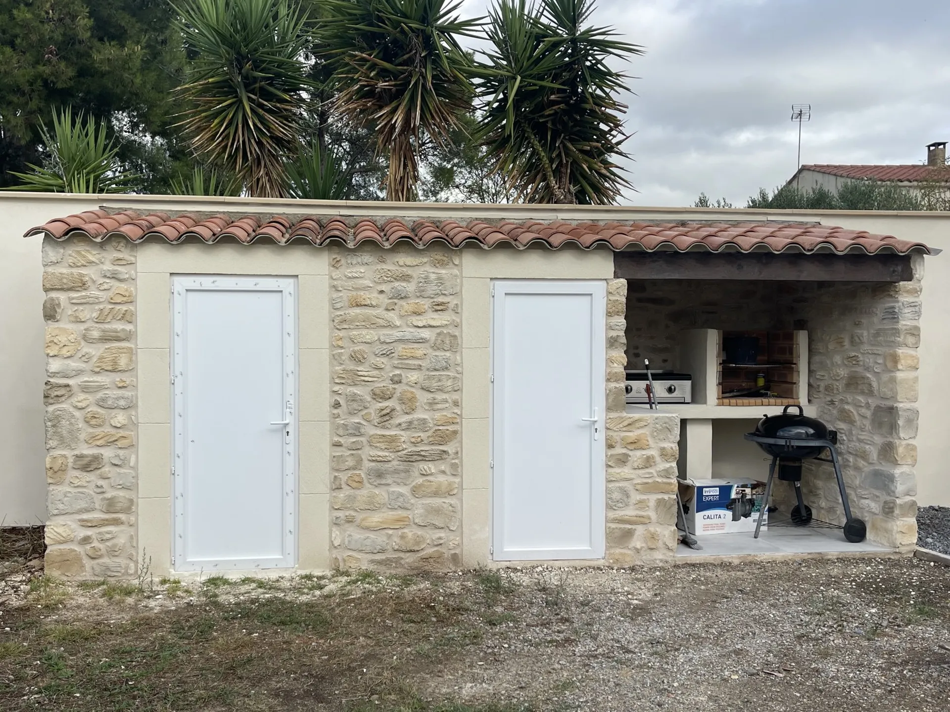 finition style pierre anciennesur pool house  a poussan 