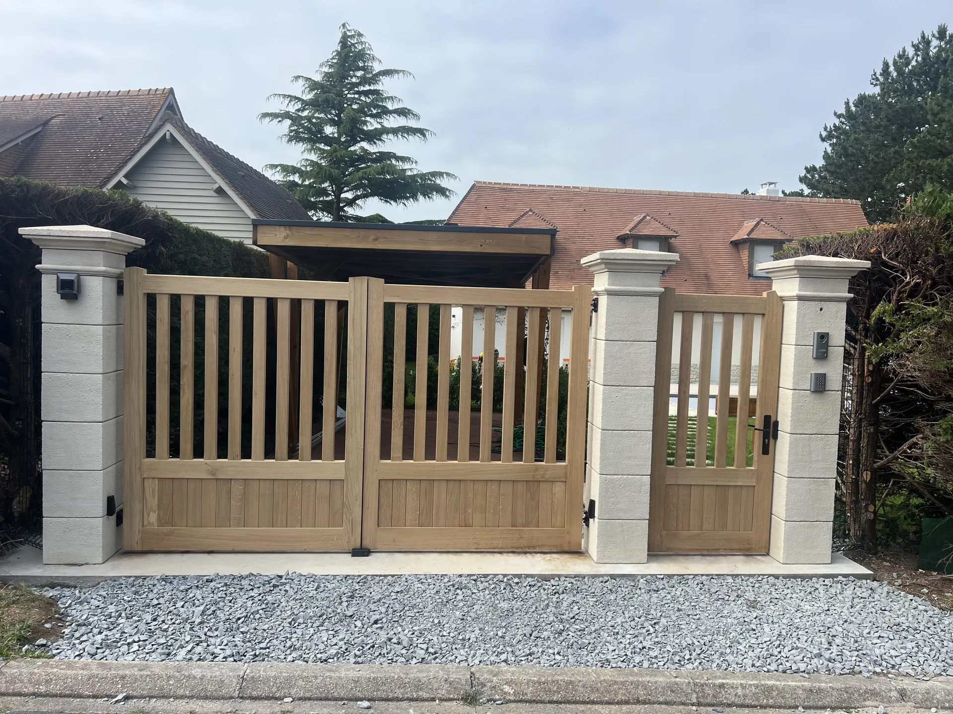 Pose de Portail Motorisé en Bois Noble, Modèle 2 Vantaux Sur-Mesure à Rouen en Seine-Maritime 76 et Barentin
