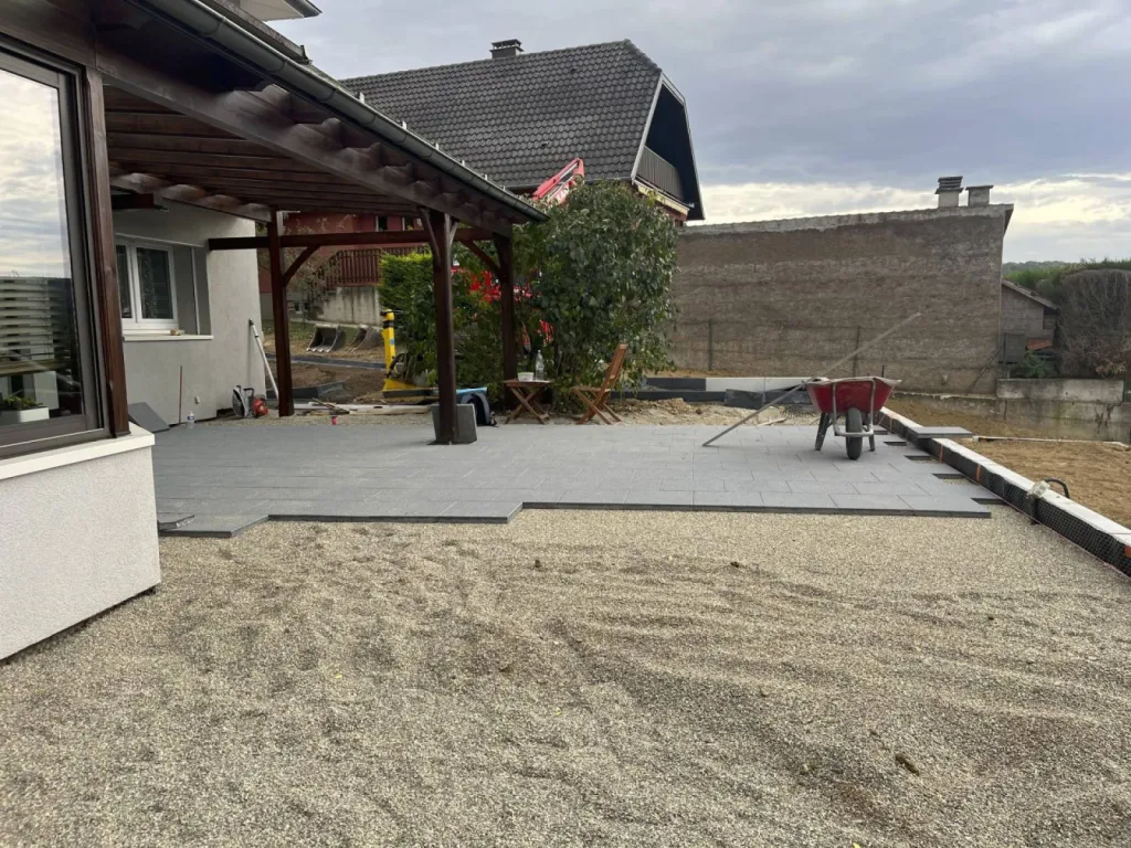 Création d’une terrasse en dalles pour une maison 