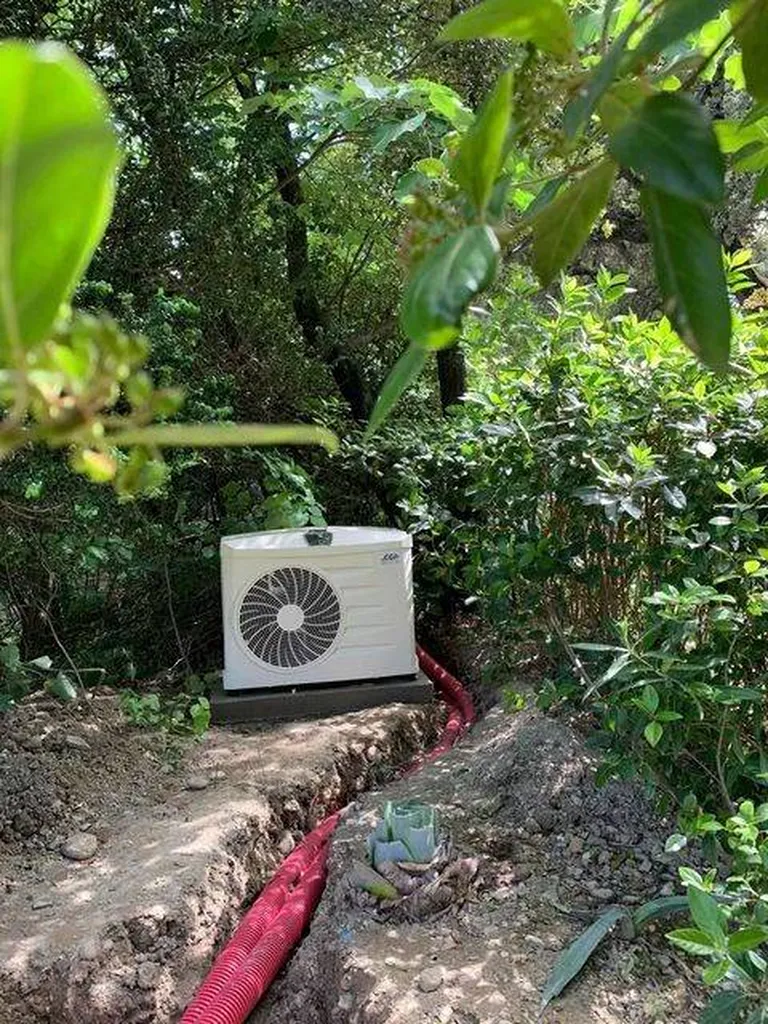 installation de pompe à chaleur afin de chauffer une piscine de 35 M3 sur Villeneuve-lès-Avignon (Gard).