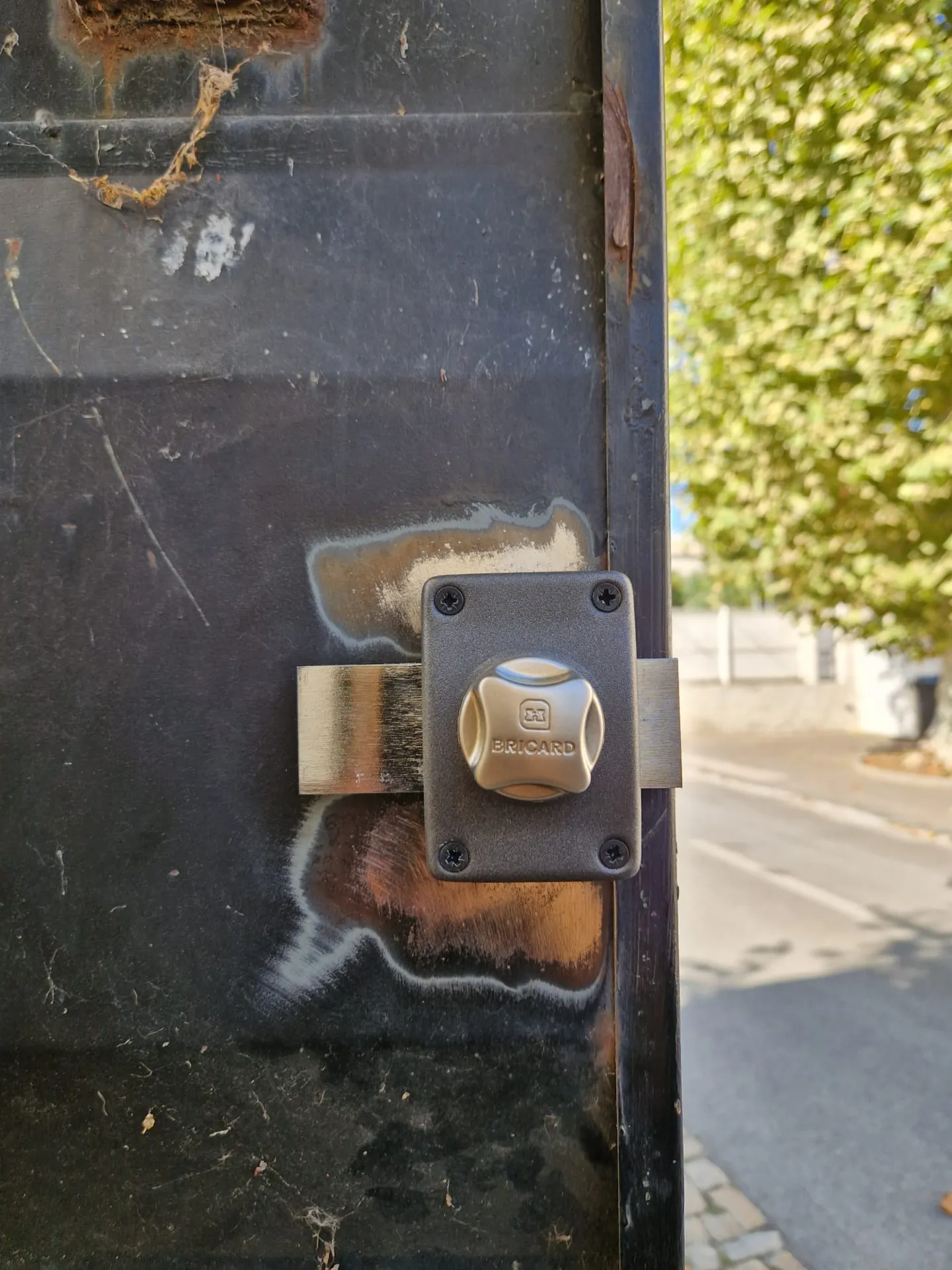 Porte blindée et remplacement d’un verrou de porte blindée à Marseille : précision, sécurité et savoir-faire