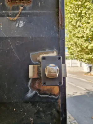 Porte blindée et remplacement d’un verrou de porte blindée à Marseille : précision, sécurité et savoir-faire