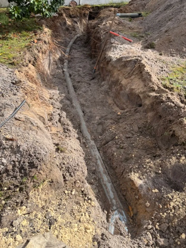 Projet de viabilisation : remplacement de canalisations bouchées, en contre-pente, pleines de racines sur une vieille maison. Création d'un réseau pluvial séparé des eaux usées pour conformité