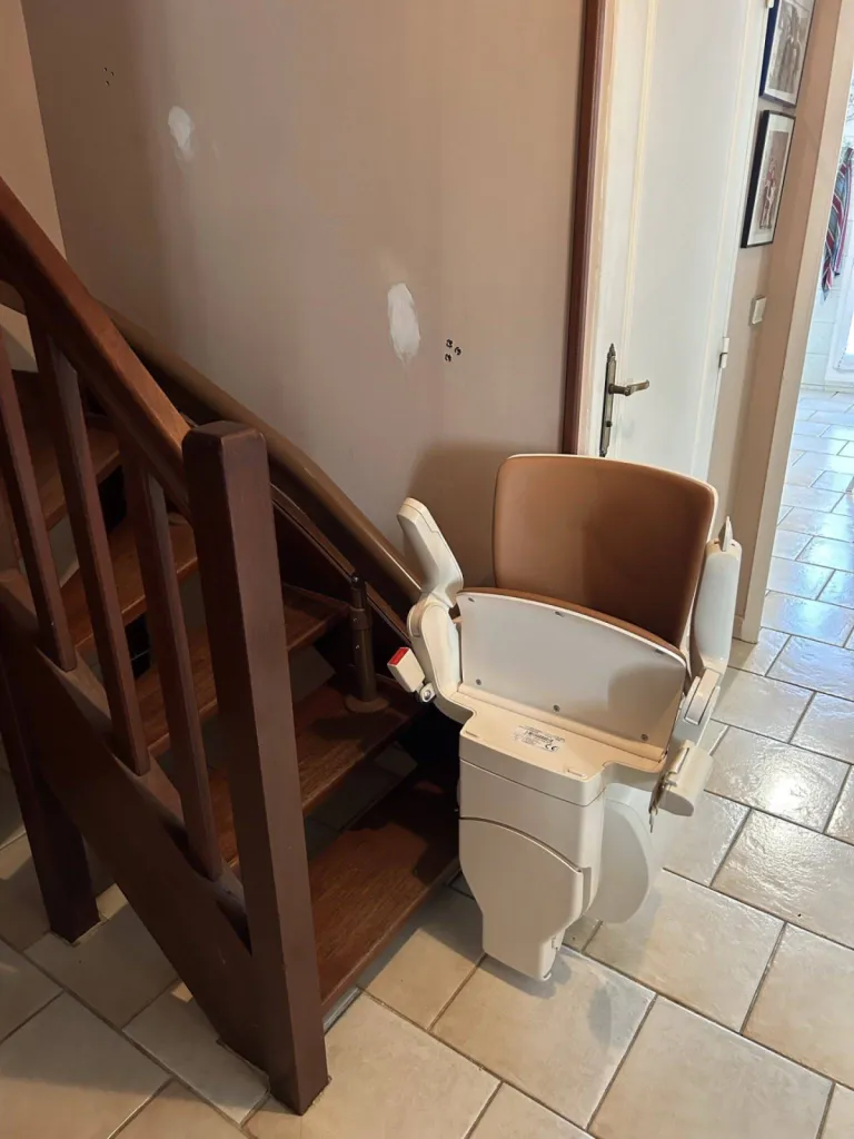 Vous en avez juste pour 3à secondes, alors vous pouvez laisser votre fauteuil monte escalier OTOLIFT Modul'Air Smart sur son point bas dans l'escalier étroit 2/4 tournant à Marseille