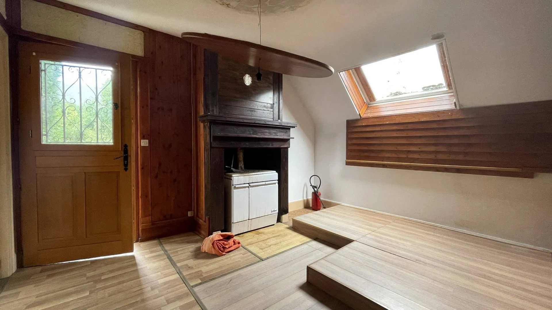 Maison de plain-pied à vendre avec sous-sol spacieux : Ce bien dispose d’un sous-sol spacieux de 96 m², accessible depuis le rez-de-jardin, offrant un grand potentiel de rangement ou d’aménagement.