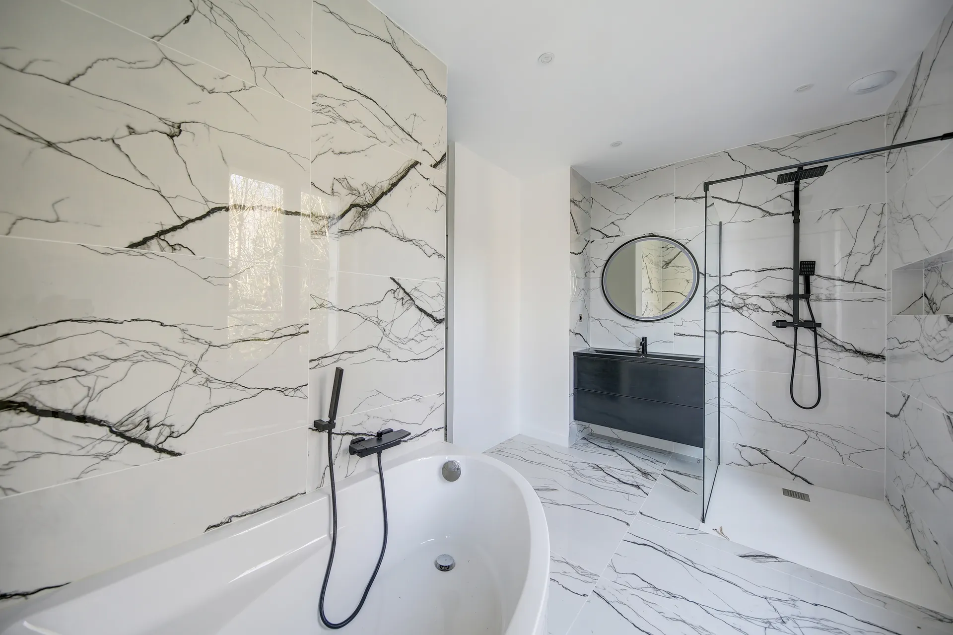 A vendre dans le centre de Saint Germain en Laye près des commerces et du RER un hotêl particulier rénové