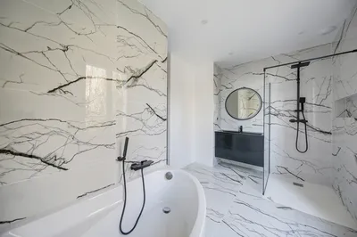 A vendre dans le centre de Saint Germain en Laye près des commerces et du RER un hotêl particulier rénové