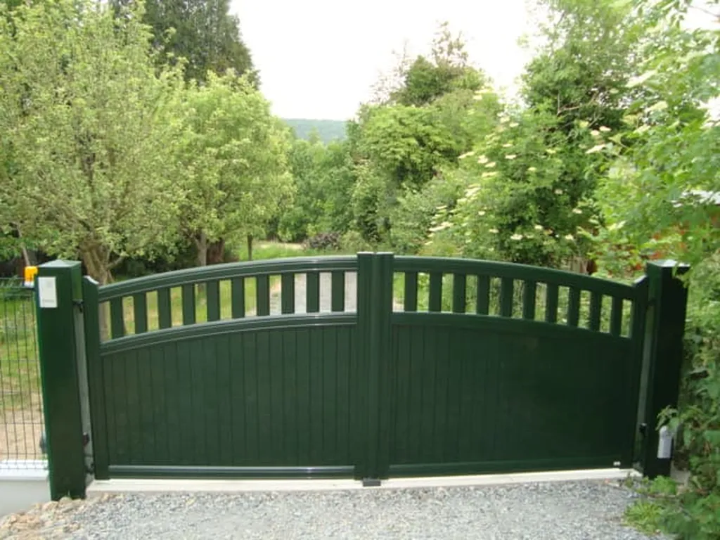 Pose de Portails en Aluminium Motorisés, Modèle Battant ou Coulissant Sur-Mesure à Pont-l'Évêque dans le Calvados 14 et Saint-André-d'Hébertot