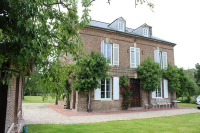 En vente, Maison de Maître rénovée et ses dépendances, bâties sur un parc d'environ 2 800 m², proche Cormeilles 27260.