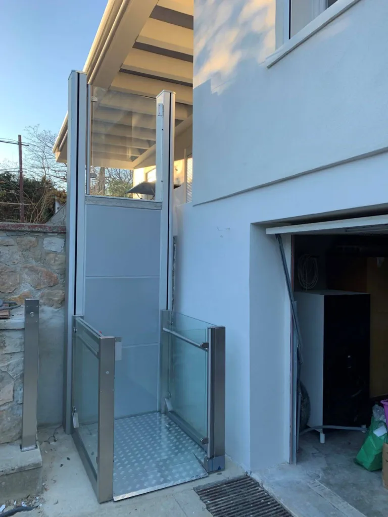 C'est fait !!, Installation d'une plateforme verticale Barduva RB 150 en extérieur à Carnoux près de Marseille C'est fait !!, Installation d'une plateforme verticale Barduva RB 150 en extérieur à Carnoux près de Marseille