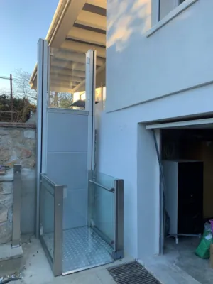 C'est fait !!, Installation d'une plateforme verticale Barduva RB 150 en extérieur à Carnoux près de Marseille