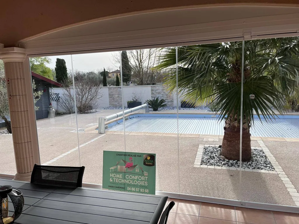 Installation d'un mur de verre près de Nîmes sur la commune de Sommières