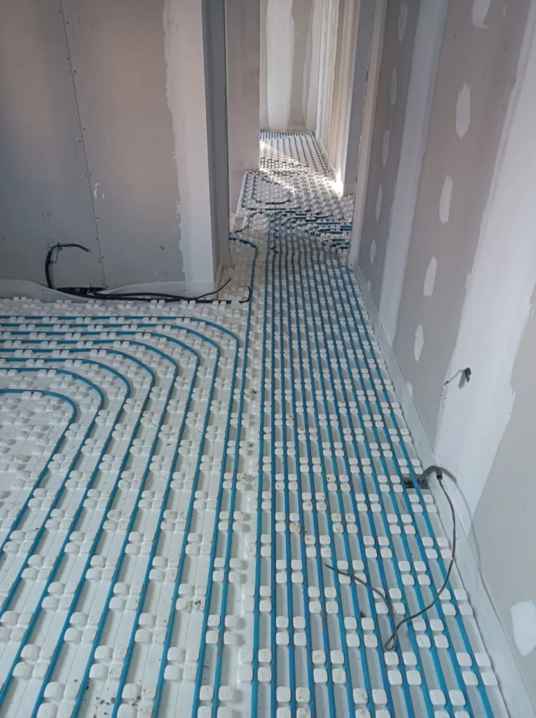 A Mougins, création d'un plancher chauffant sur pompe a chaleur 