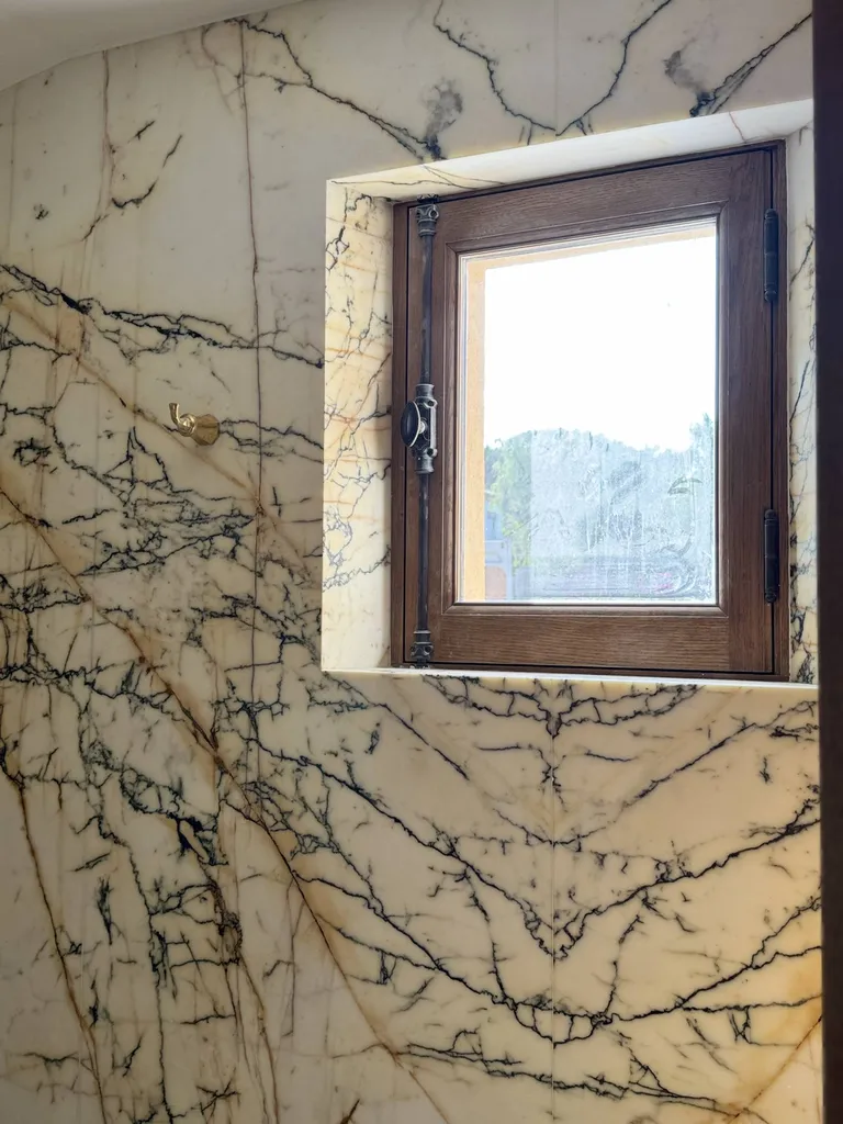 Salle de bain en Marbre Paonazzo à Saint Tropez