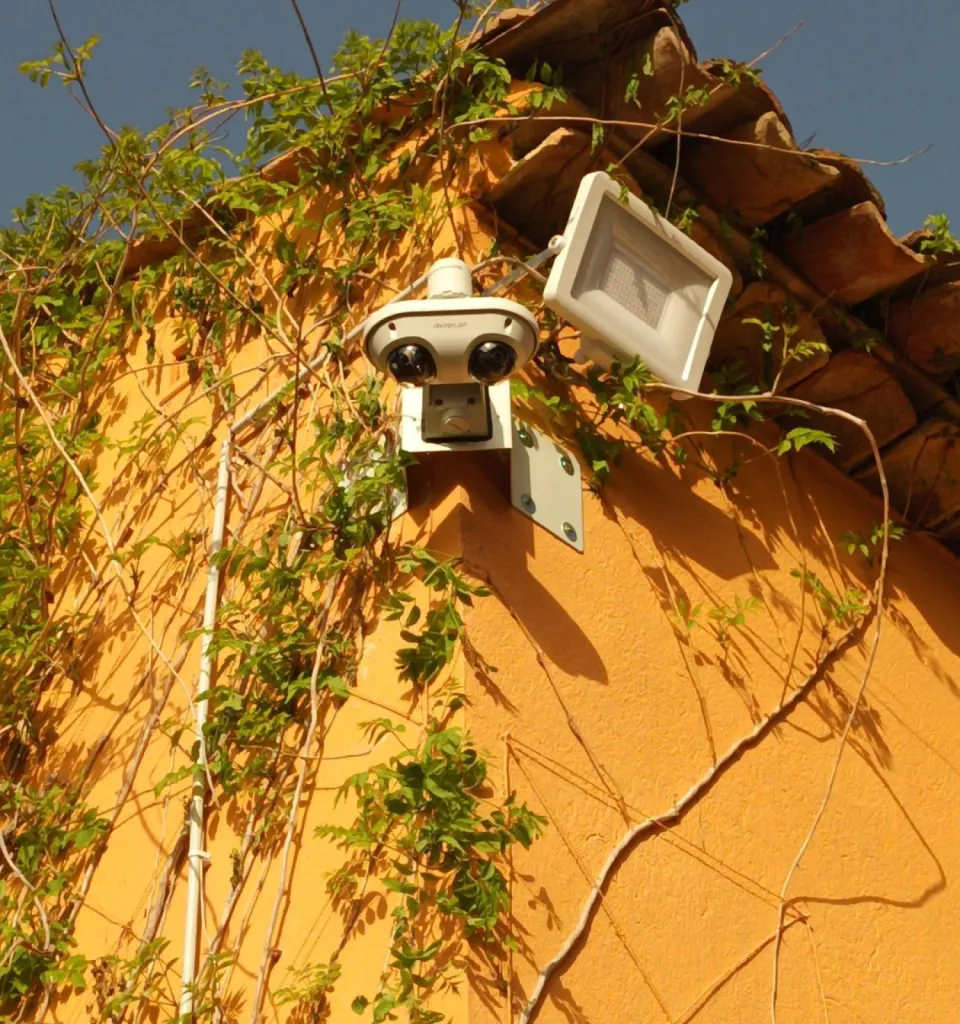 Mise en place de 6 caméras AVIGILON pour réaliser la détection intrusion par caméras thermiques avec analyse d'image dans une villa privée de Ramatuelle Mise en place de 6 caméras AVIGILON pour réaliser la détection intrusion par caméras thermiques avec analyse d'image dans une villa privée de Ramatuelle