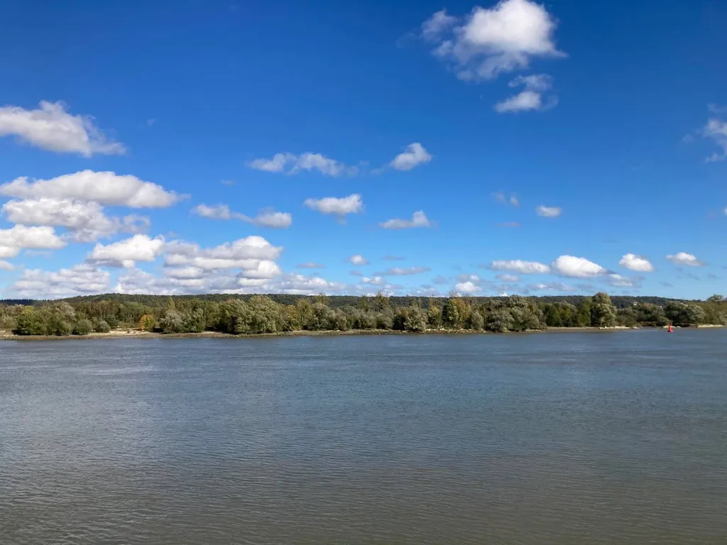 A vendre, pavillon individuel de 2008, à rafraîchir et viable de plain pied en bord de Seine situé à Heurteauville