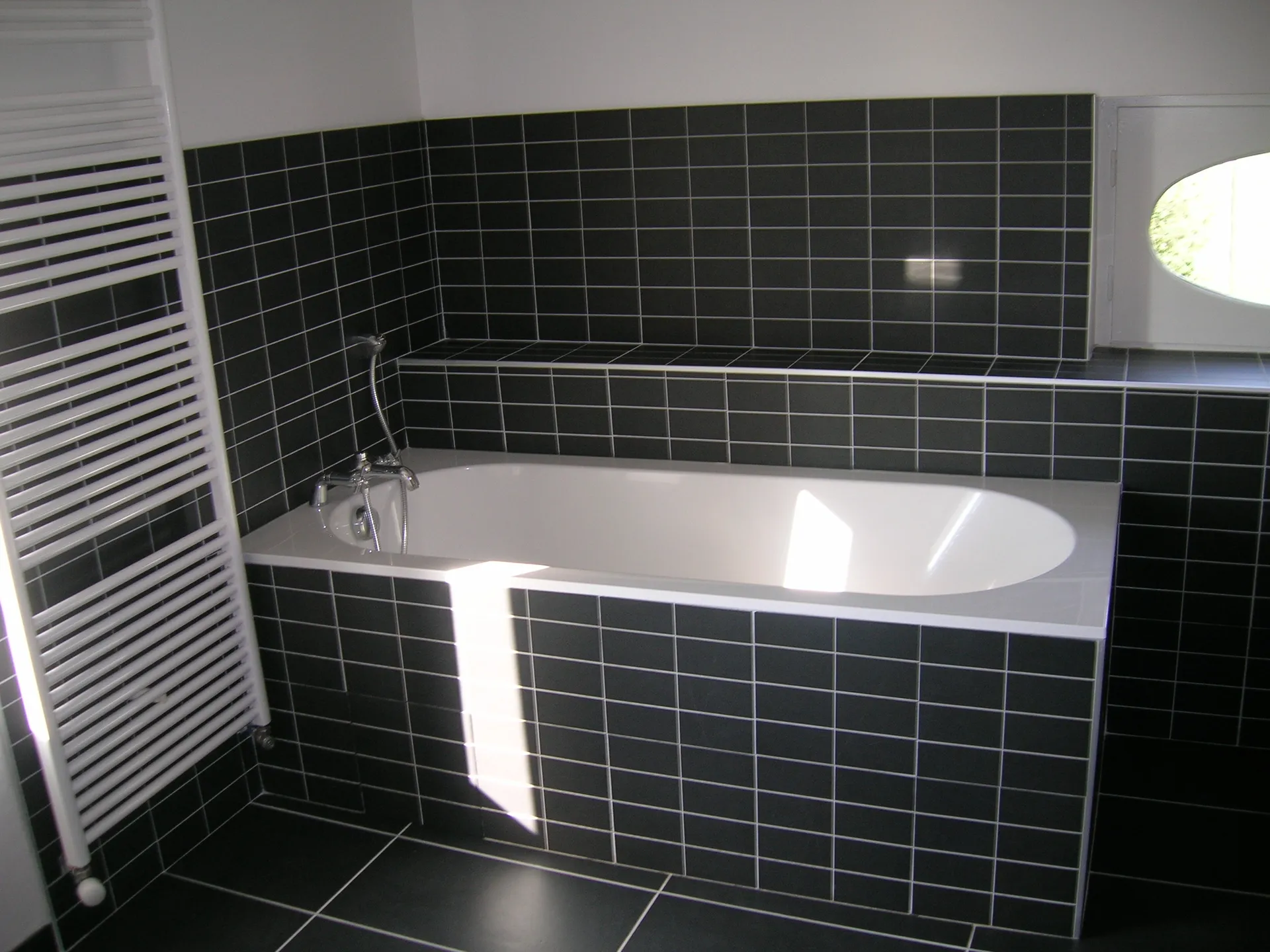 Salle de bains rénovée avec baignoire lors de la rénovation d’un appartement à Lyon (Rhône – 69)