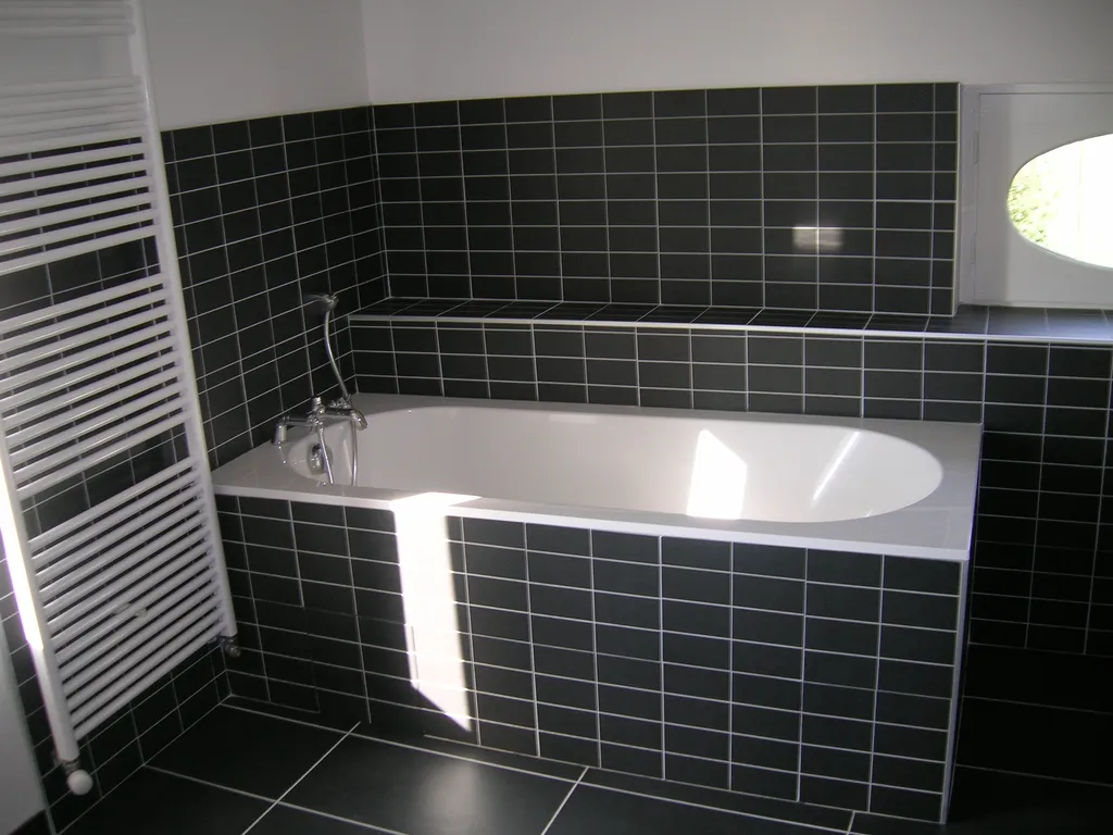 Salle de bains rénovée avec baignoire lors de la rénovation d’un appartement à Lyon (Rhône – 69)