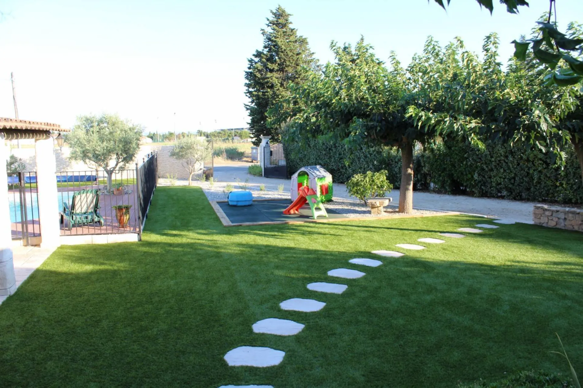 Les différentes largeurs et longueurs de rouleaux de gazon synthétique à Ventabren