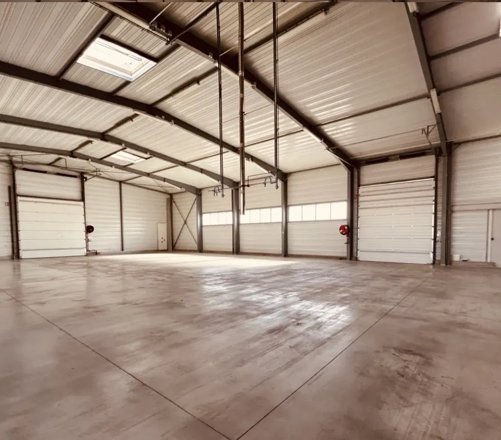A VENDRE Opportunité : Entrepôt Fonctionnel 800m², Bureaux, 2 Portes Sectionnelles, Vaste Terrain 5000m² Sécurisé, Proximité Autoroute, à RIVESALTES en OCCITANIE  Accès Poids Lourds.
