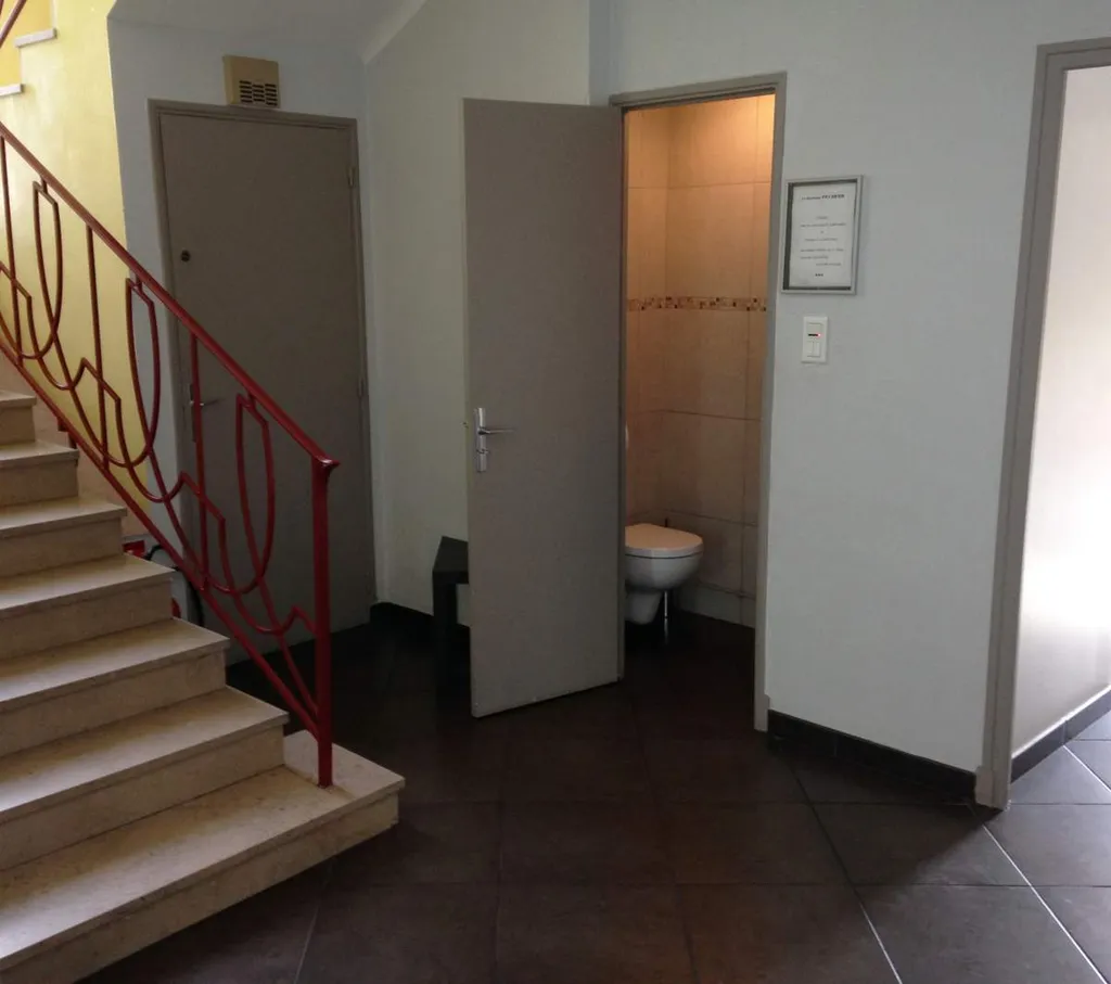 Réaménagement d'un cabinet médical à Miramas dans les Bouches-du-Rhône-Montée d'escalier et toilettes