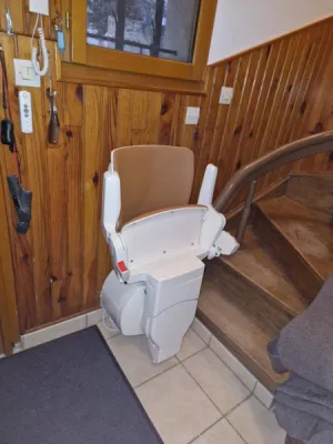 Encombrement minimal pour ce fauteuil monte escalier OTOLIFT Modul'Air Smart dans cet escalier courbe près d'Aix en Provence 