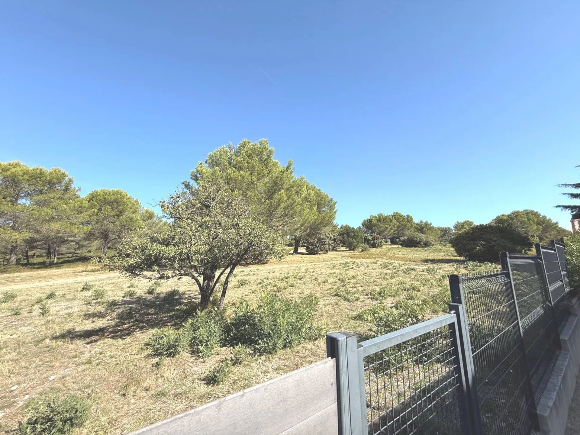 Surface habitable de 193m². Terrain de 864m² avec piscine chauffée