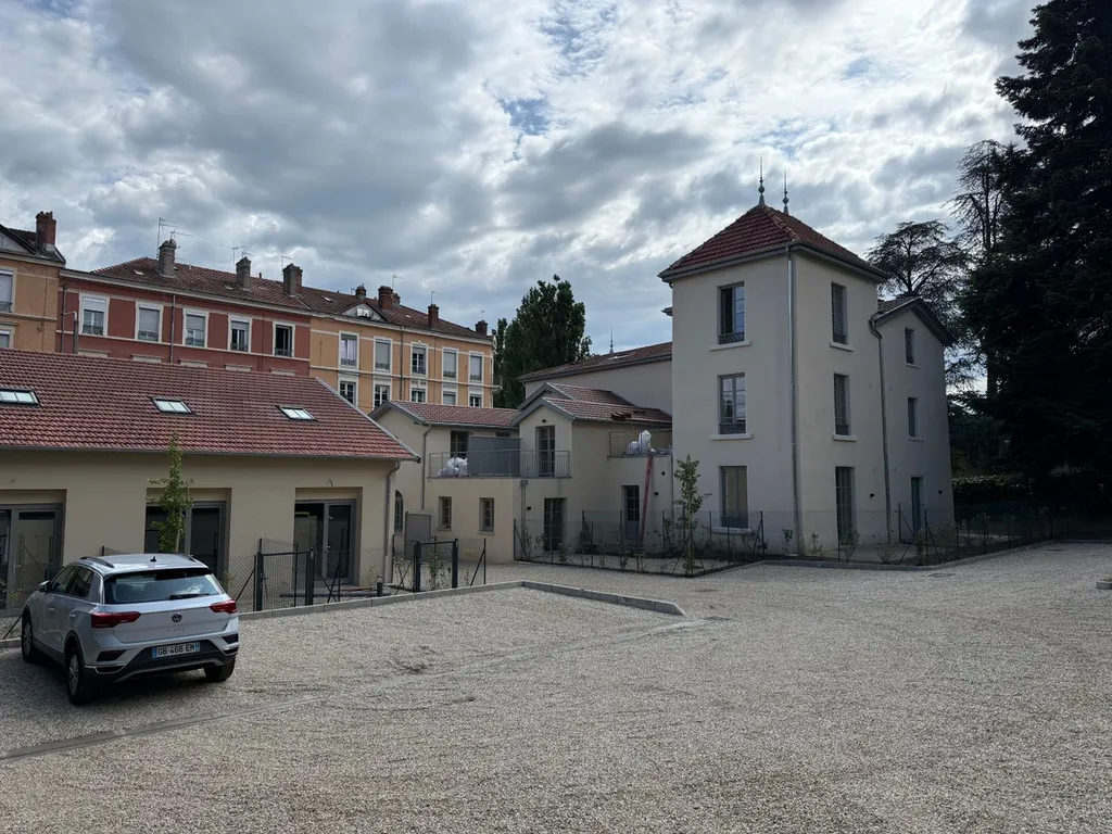 T3 duplex en plateau brut à aménager – 53,01 m² – rez-de-jardin avec extérieur – Villa Astra, Tassin-la-Demi-Lune