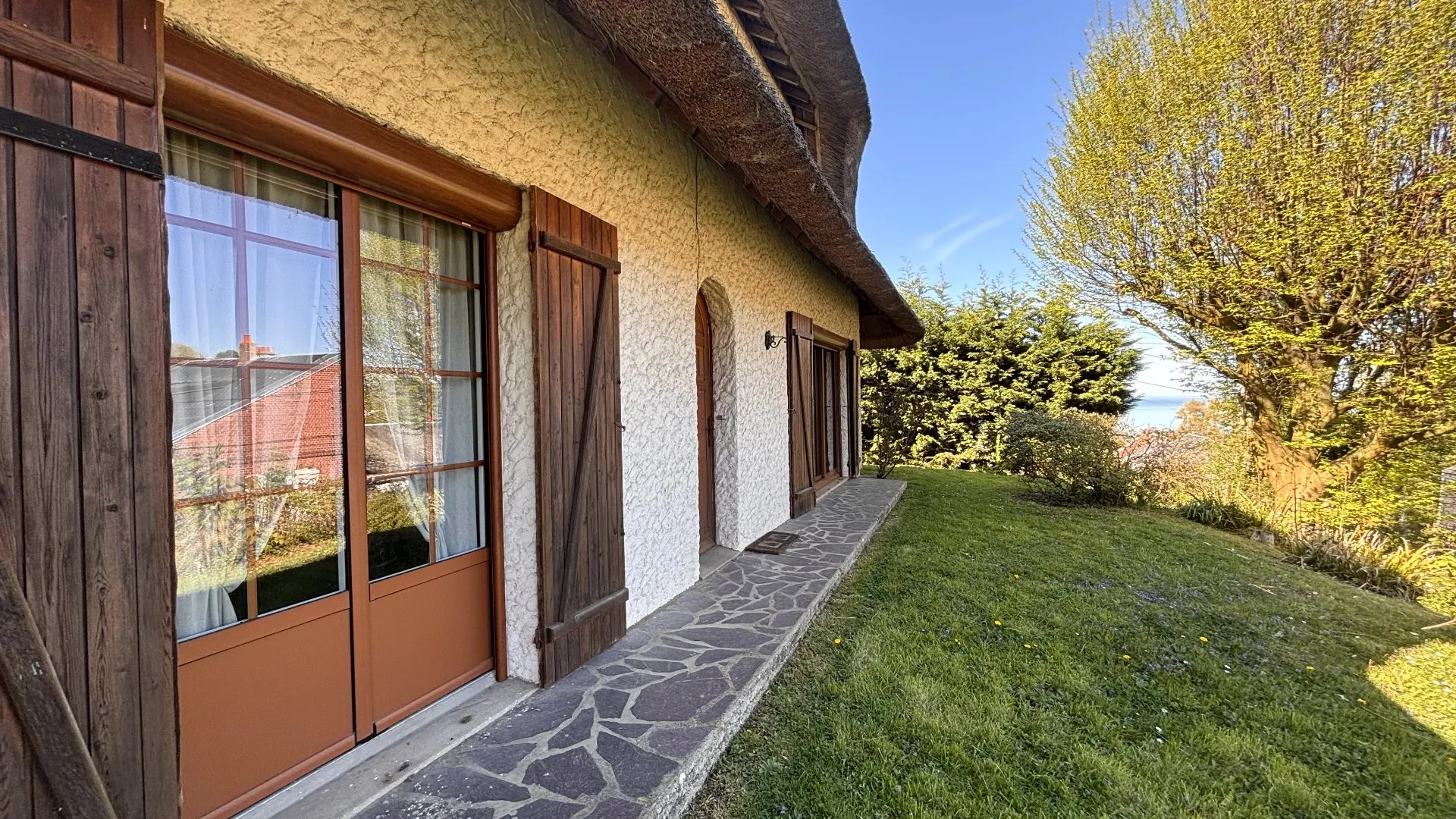 Maison en toit de chaume à vendre proche de la mer, Normandie