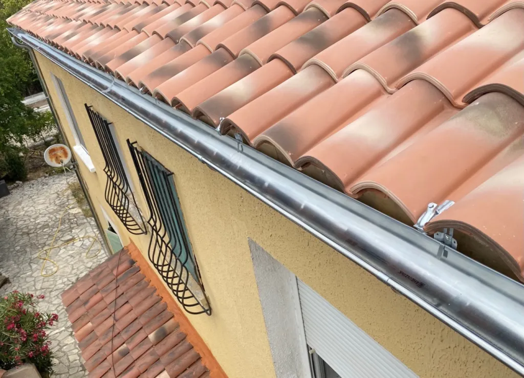 Changement d’une toiture de maison en tuiles Abeilles sur Martigues