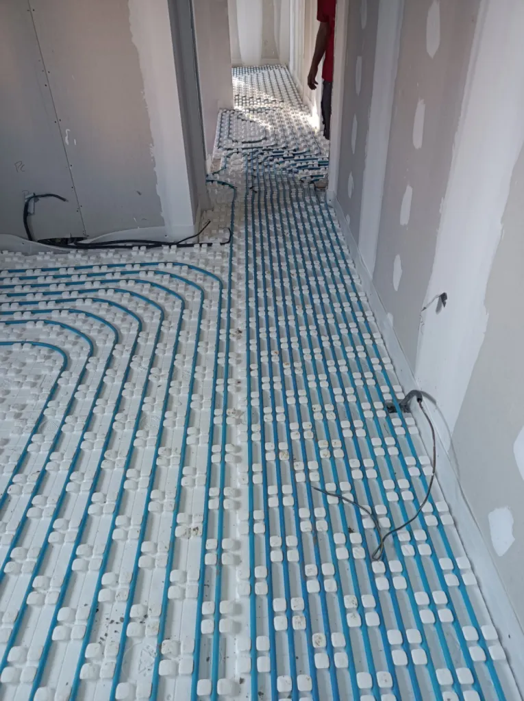 A Mougins, création d'un plancher chauffant sur pompe a chaleur 