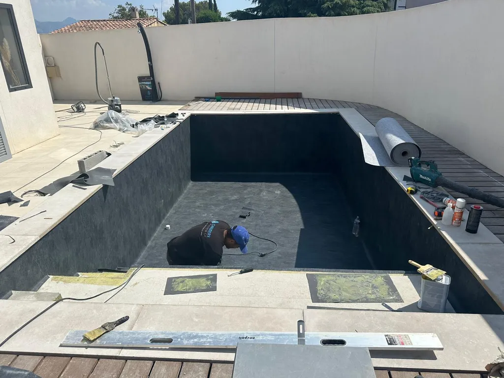 Étanchéité de piscine dans les Bouches-du-Rhône – traitement et réparation des défauts d'étanchéité de bassin à Aix-en-Provence