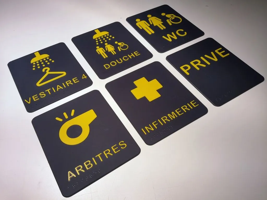 Création et installation de plaques de signalétique adaptée avec braille pour améliorer l’accessibilité d’un club sportif recevant du public à Valence
