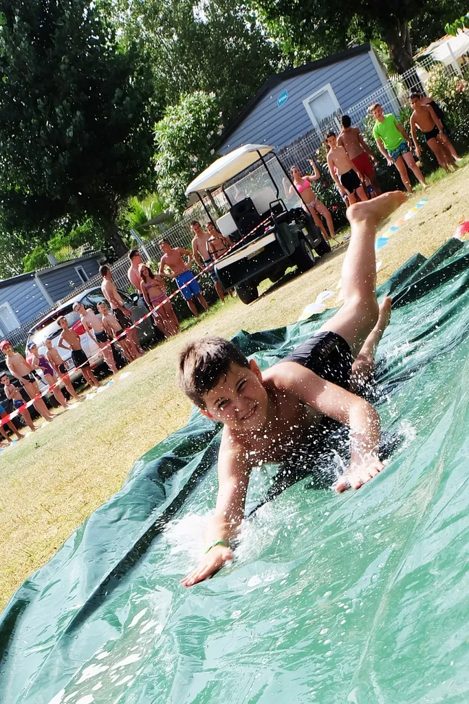 Petit jeux d'animation au camping à vias plage bord de mer