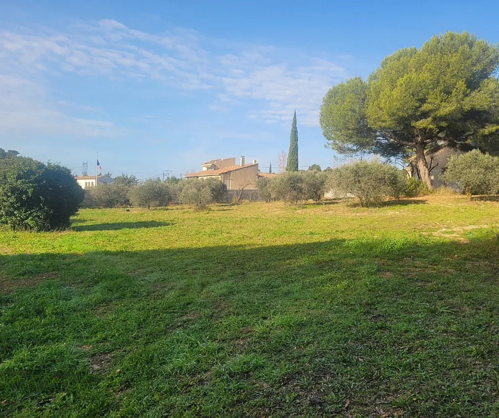 Magnifique terrain constructible viabilisé en bordure à vendre, sur la commune de Ventabren dans le Pays d'Aix