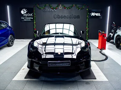 Film PPF sur capot et ailes d’une Porsche 992 Turbo S noire.