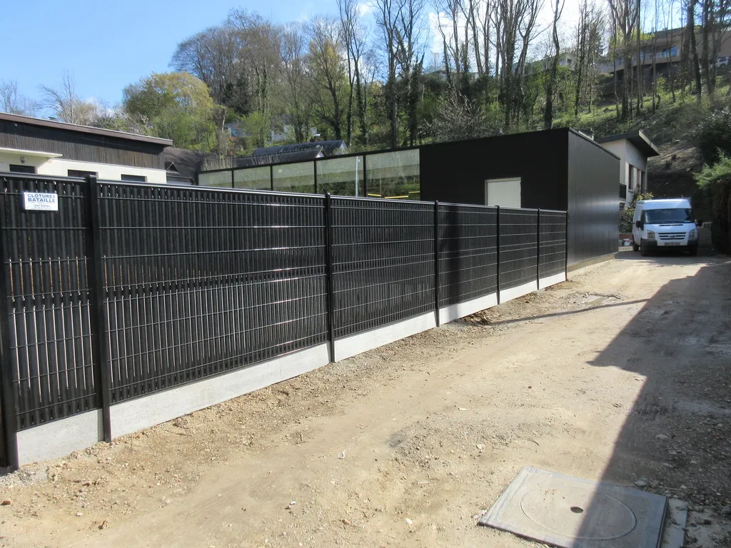 Installation de Clôture PVC occultante, Panneaux rigides avec lattes de protection et Brise-vue à Lisieux dans le Calvados 14 et ses Alentours