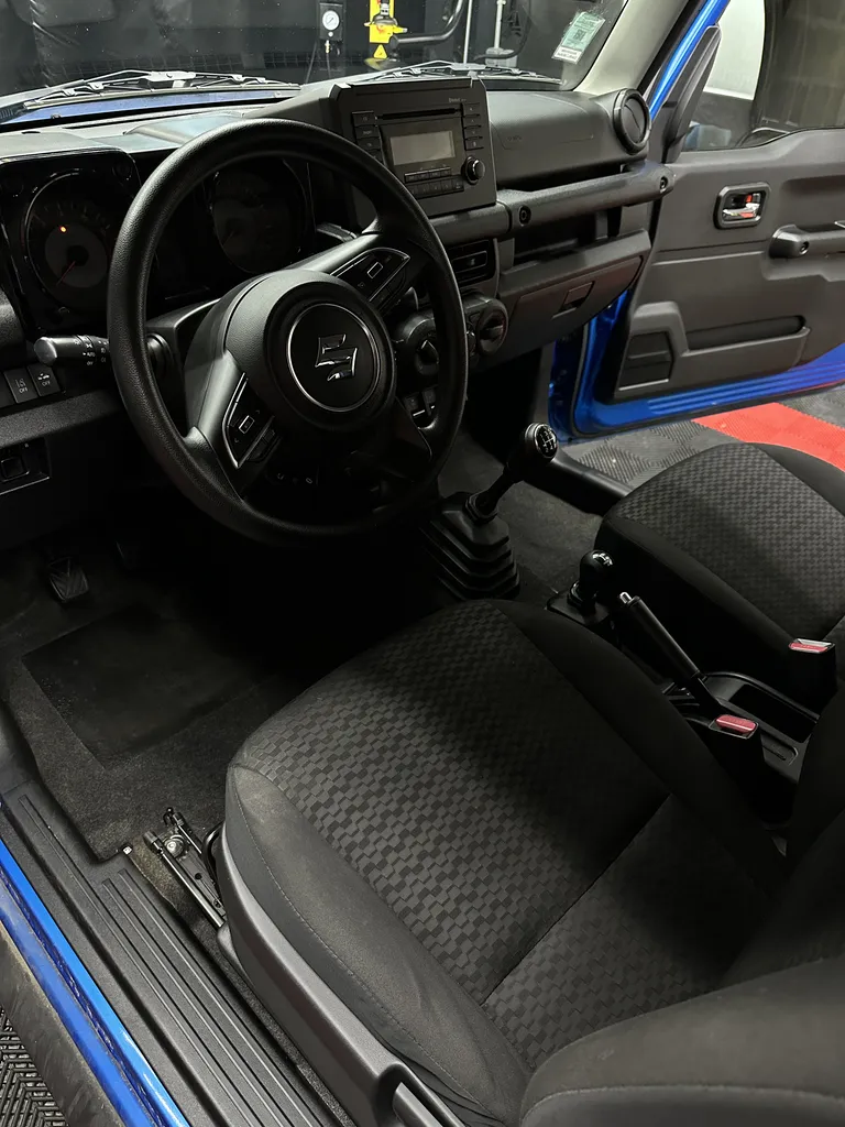 Nettoyage intérieur complet Suzuki Jimny très encrassé avec shampouinage moquettes intensif pour remise en état près de Torcy