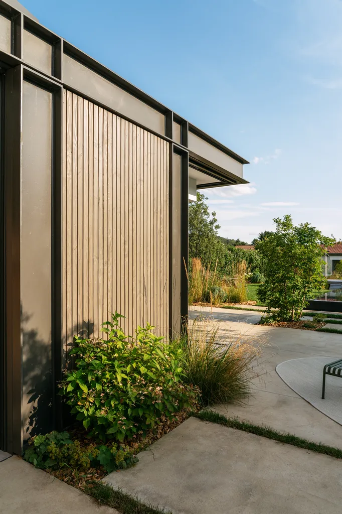 Aménagement paysager complet avec piscine, spa et plantations dans un jardin contemporain à Fleurieu-sur-Saône (69250)