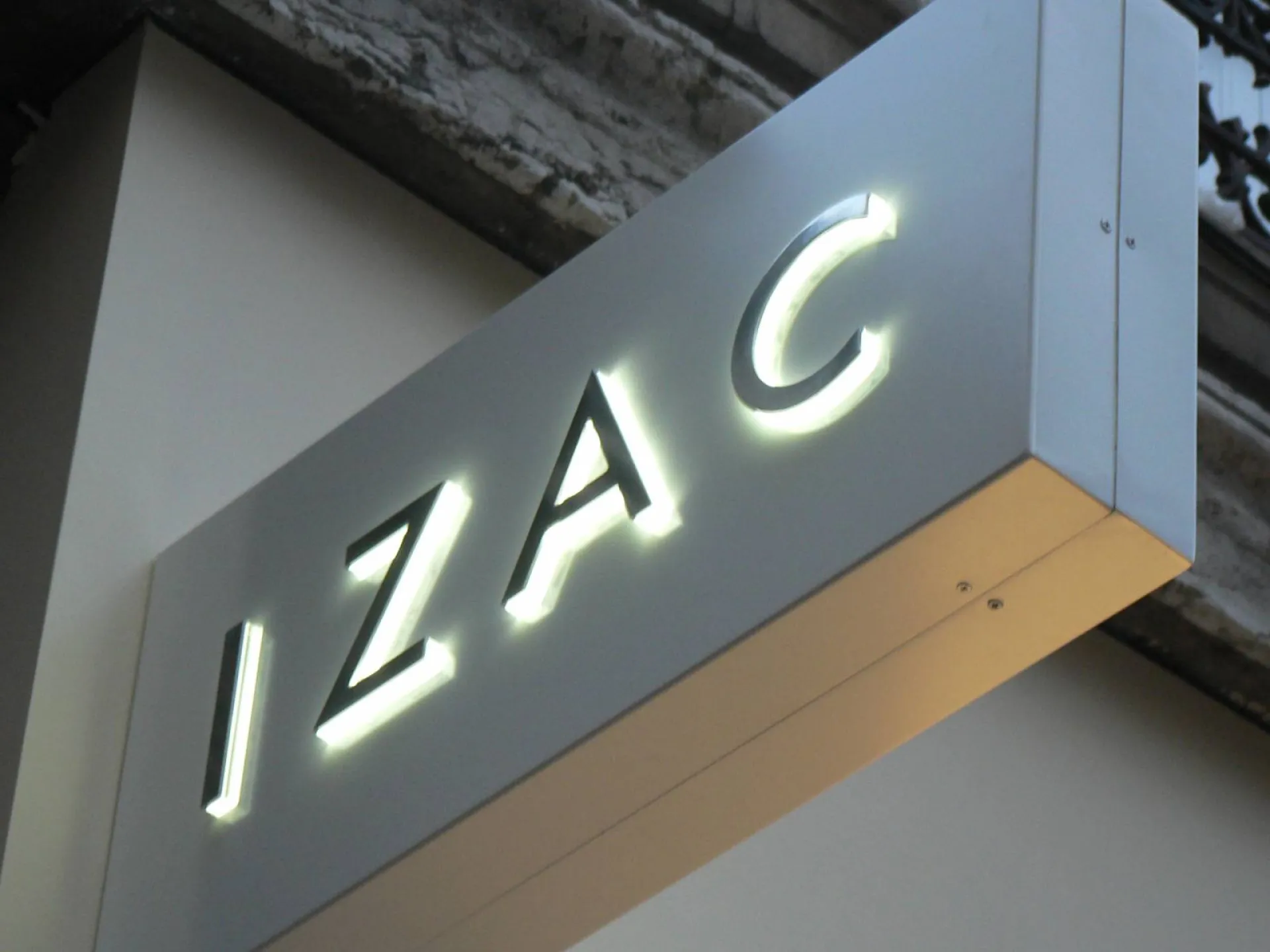 enseigne caisson extérieure et lettres reliefs Izac lyon