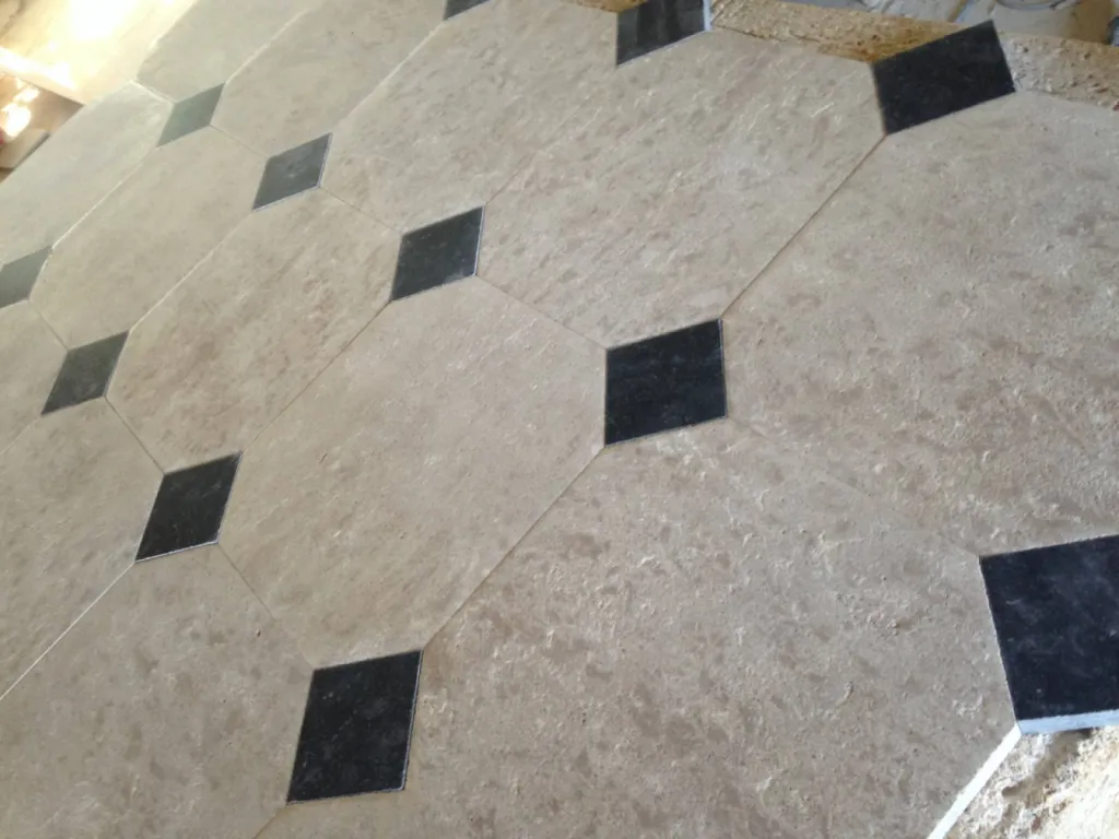 Dallage en pierre naturelle à cabochon sur Montpellier et Tarsacon