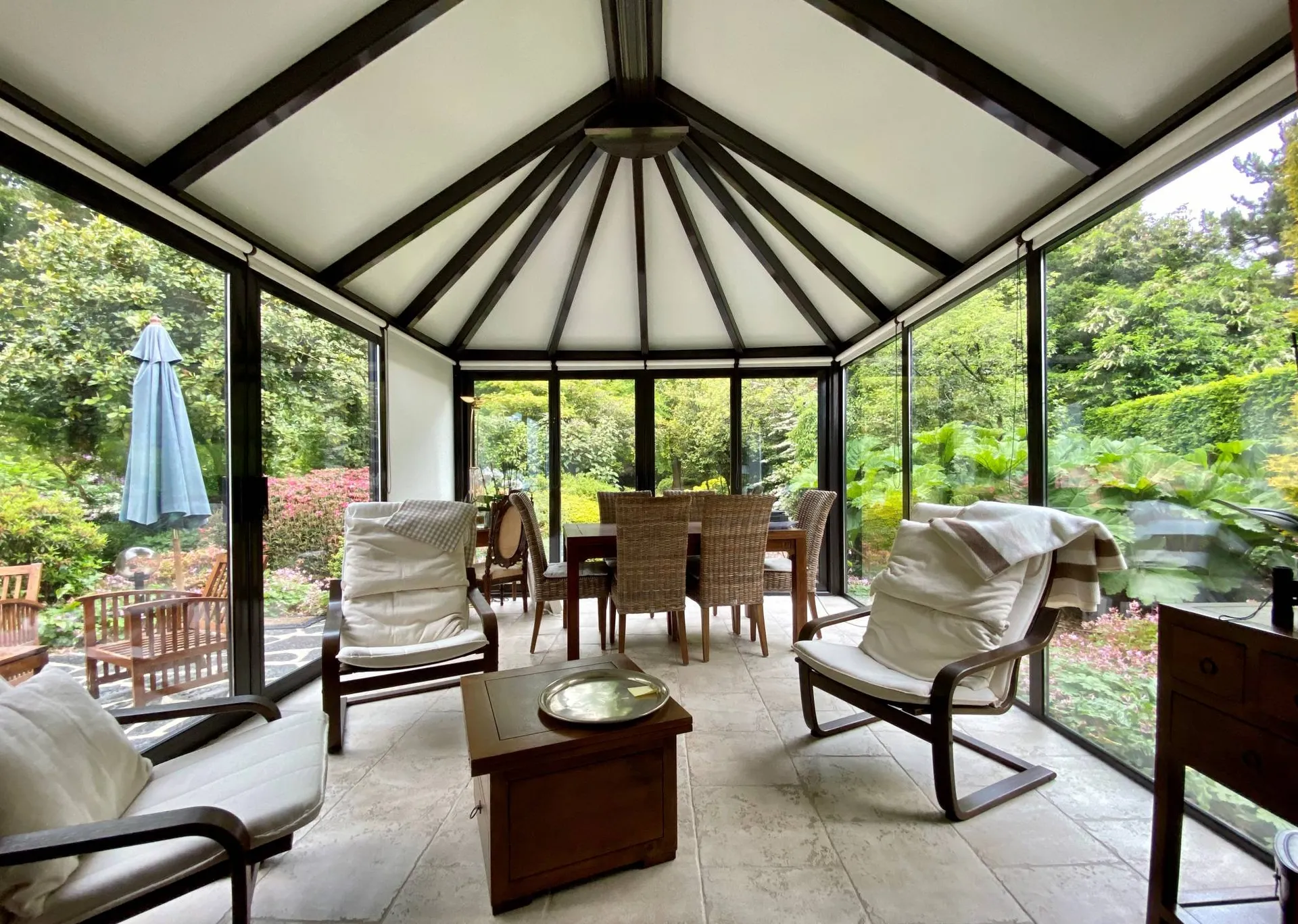 Vends maison traditionnelle avec véranda offrant une vue à 360° sur le jardin.