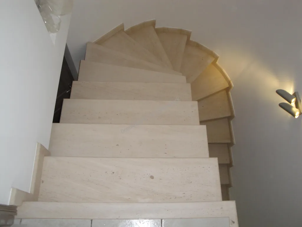 Escalier en pierre dure type MOCA