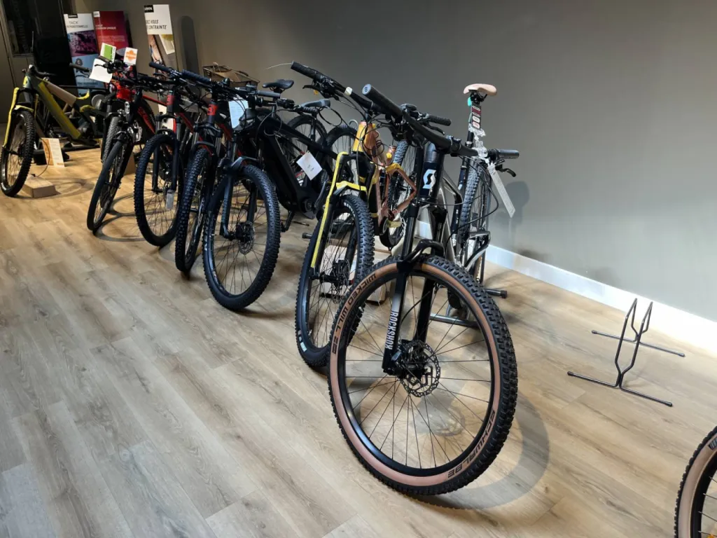 Transformation Élégante du Magasin Bikery à Aix-en-Provence avec le Vinyle Douro Honey de Lamett