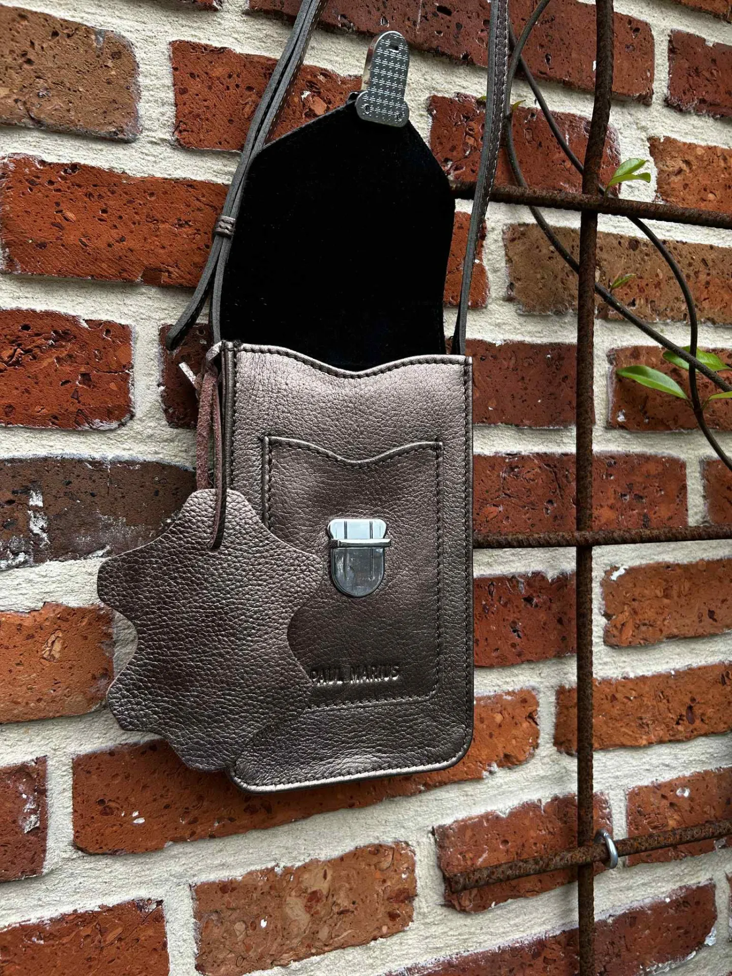 Porte-téléphone cuivré Paul Marius disponible chez Evasion Eu