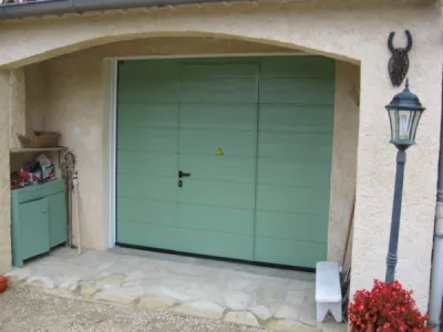 Porte de garage sectionnelle vert olive avec portillon St Romain en Viennois 