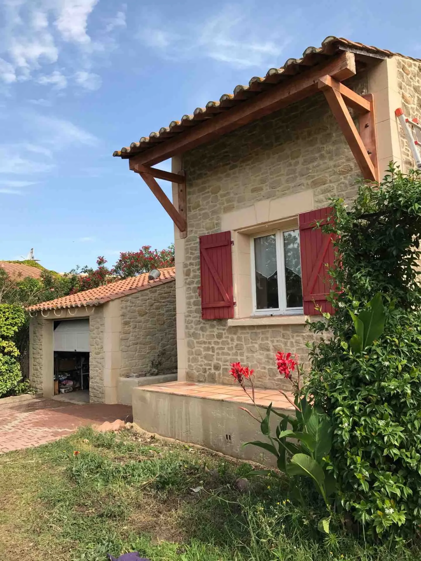 Rénovation d’une façade en pierre à Ouveillan dans l’Aude près de Narbonne